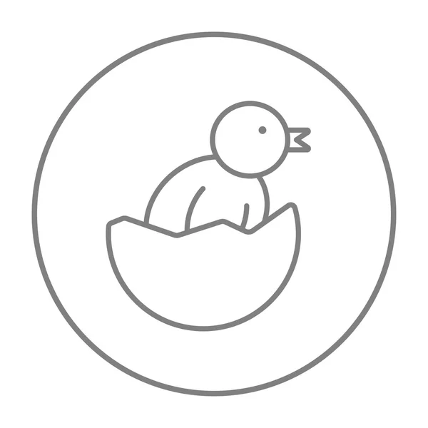 Chick gluren uit ei shell lijn pictogram. — Stockvector