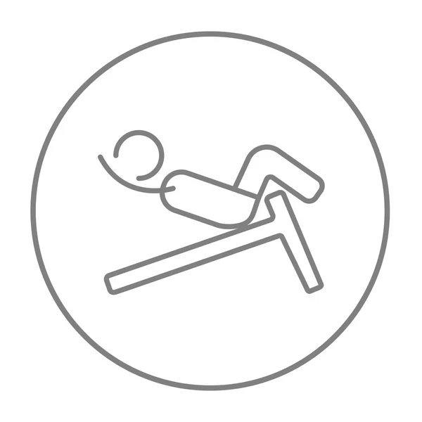 Man doing crunches on incline bench line icon. — Stock Vector