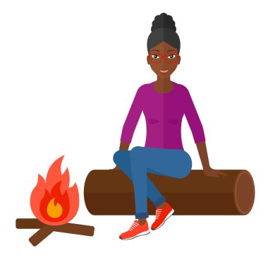 Kampı'nda oturan kadın.