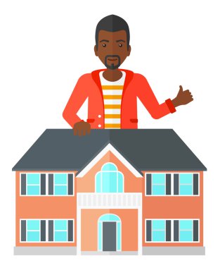 Emlakçı başparmak gösterilen.