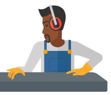 Çelik haddeleme üzerinde çalışan erkeğin değirmen.