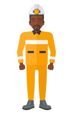 Kask içinde kendine güvenen madenci.