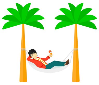 Hamakta ürpertici adam.