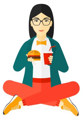 Hamburger yiyen kadın.
