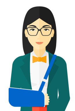 Kolu kırık olan kadın.