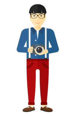 Fotoğrafçı holding kamera gülümseyen.