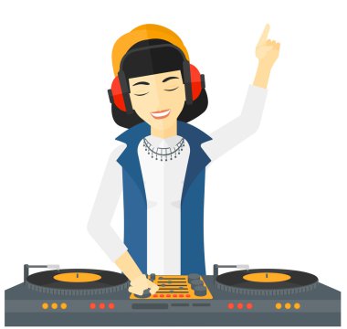 DJ konsolu ile gülümseyen.