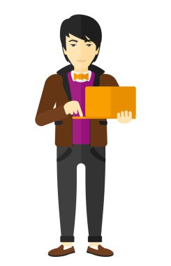 dizüstü bilgisayar kullanan adam.