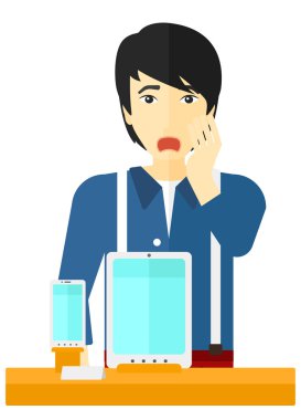 Dükkanı penceresine bakarak adam.