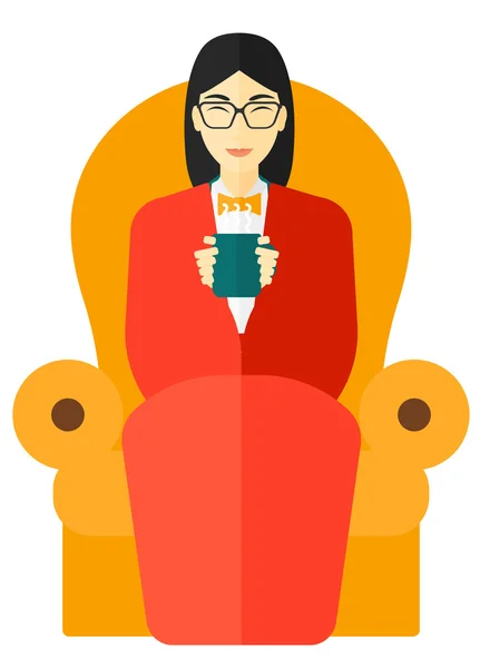 Жінка сидить у кріслі з чашкою чаю . — стоковий вектор