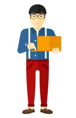 dizüstü bilgisayar kullanan adam.