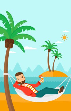 Hamakta ürpertici adam.