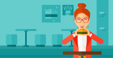 Hamburger yiyen kadın.