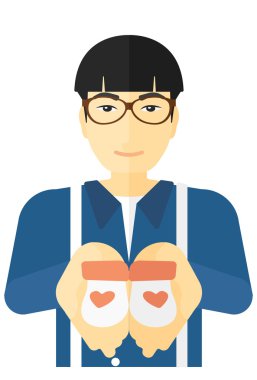 Bebek Patikleri tutan adam.