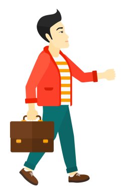 İş adamı çantayla yürüyor..