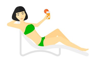 Şezlong içinde oturan kadın.