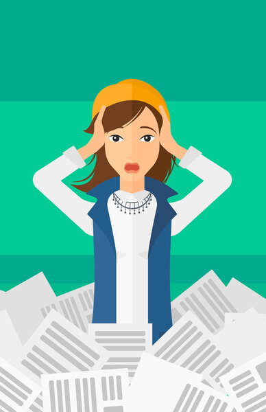 Женщина в стопке газет
.