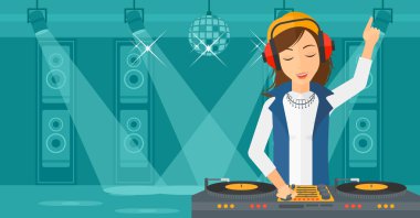 DJ konsolu ile gülümseyen.