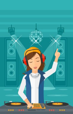 DJ konsolu ile gülümseyen.