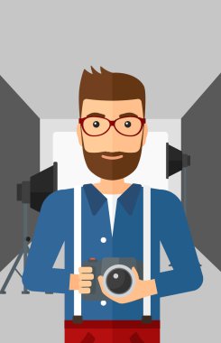 Fotoğrafçı holding kamera gülümseyen.