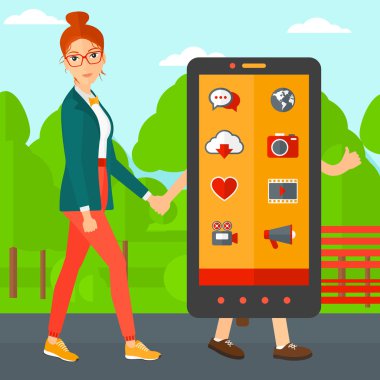 Smartphone ile yürüyen kadın.