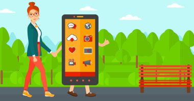 Smartphone ile yürüyen kadın.