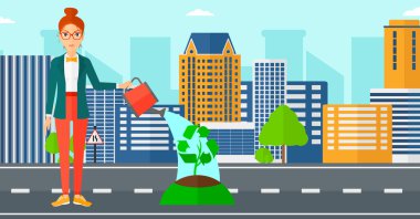 Kadın ağaç taç yerine geri dönüşüm işareti ile sulama.