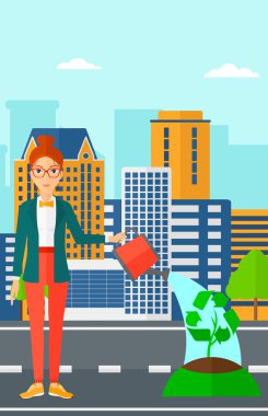 Kadın ağaç taç yerine geri dönüşüm işareti ile sulama.