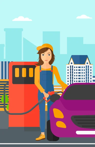 Kvinnan fylla upp bränslet in i bil. — Stock vektor
