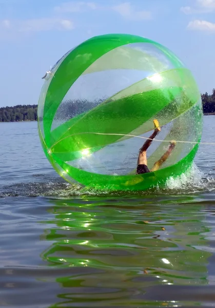 Bir top suda çocukta