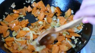 soğan ve havuç tavada kızartma hazırlık