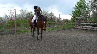 at binicisi kırbaç yükseltir