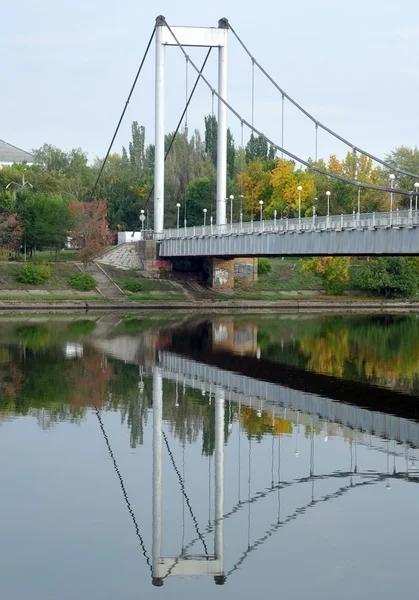 Hangbrug over de rivier — Stockfoto