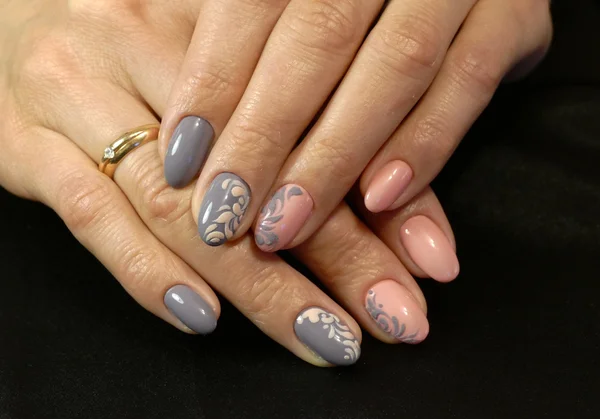 Foto manicure op vrouwelijke handen — Stockfoto