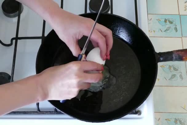 Яйца на сковородке — стоковое видео