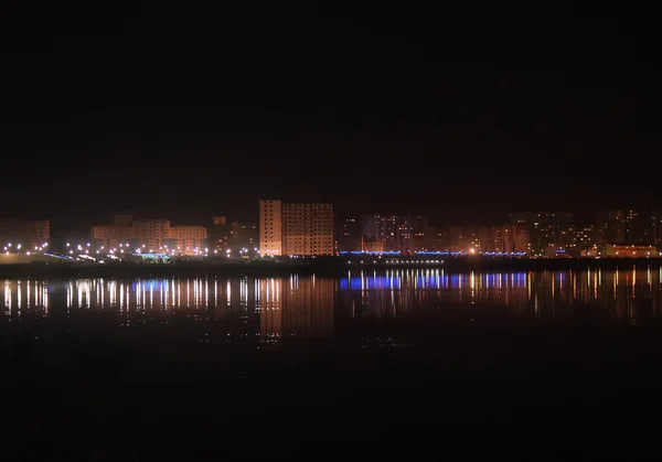 Набережне місто вночі — стокове фото