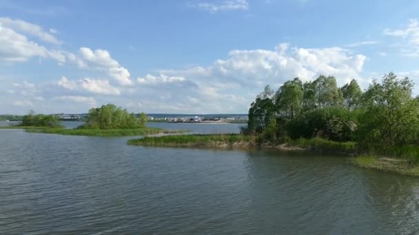 Ön på floden suran i Ryssland — Stockvideo