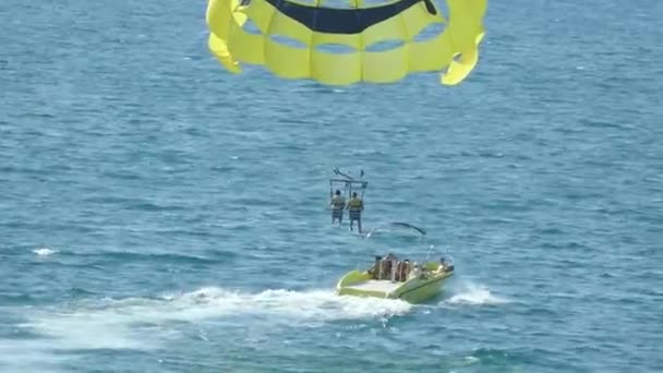 Vliegen op een parachute — Stockvideo