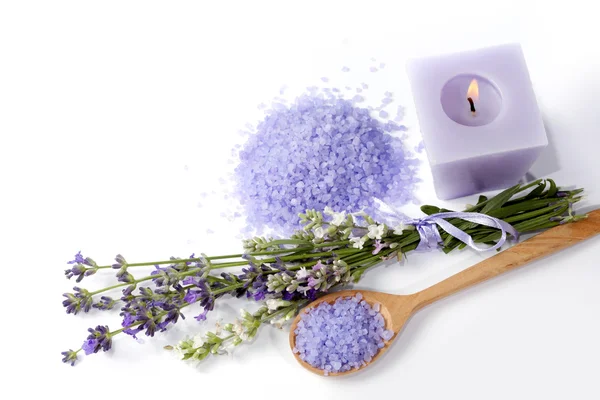 Lavendel, Meersalz und Kerze auf weißem Hintergrund — Stockfoto