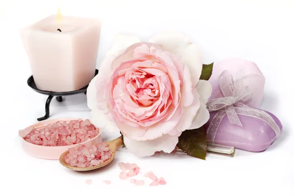 Rosa Rose mit Badesalz und Kerze — Stockfoto