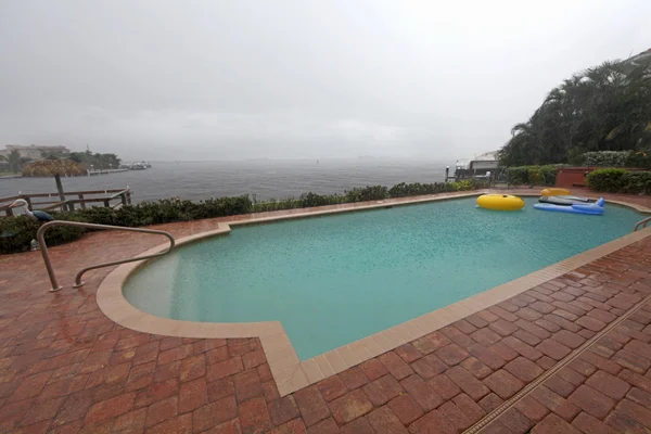 Zwembad terwijl regent — Stockfoto
