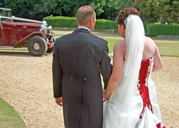 Rücken von Braut und Bräutigam zu Fuß — Stockfoto