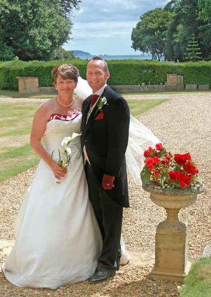 Mariée et marié avec des roses — Photo