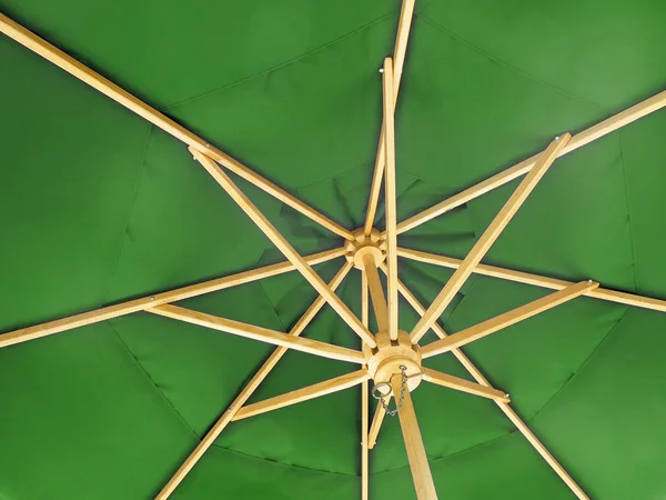 Ein grüner Regenschirm — Stockfoto