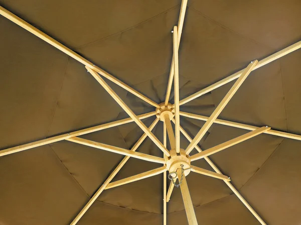 Коричневый зонтик — стоковое фото