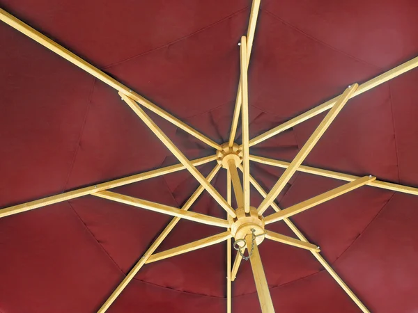 Un parapluie rouge — Photo