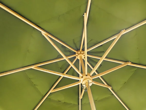Желтый / Зеленый зонтик — стоковое фото
