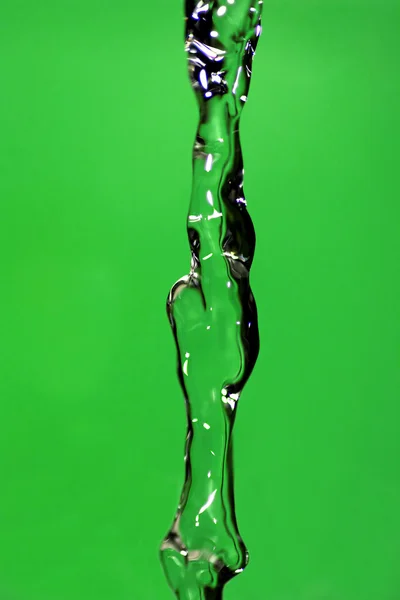 Water Pouring, Green Background — Stock Photo, Image