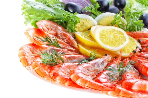Salada de camarão no fundo branco — Fotografia de Stock