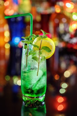 Nane ve limon kokteyli